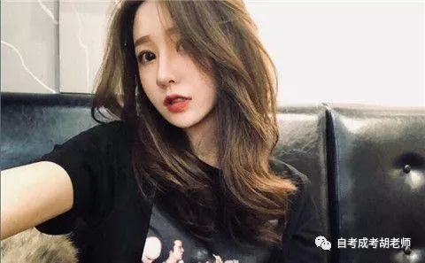 万人演唱会现场：顶流歌手嗨翻全场